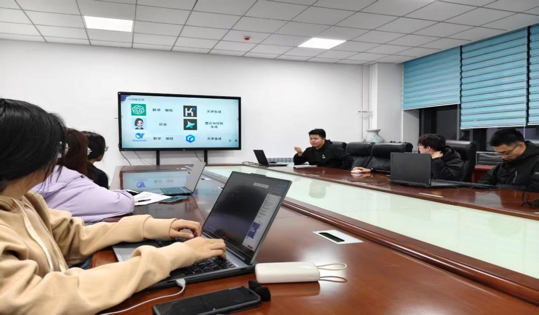 提升數(shù)字素養(yǎng)，賦能職業(yè)未來(lái)——機(jī)械工程學(xué)院就業(yè)委員會(huì)開(kāi)展辦公技能與AI應(yīng)用專(zhuān)項(xiàng)培訓(xùn)